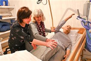 V rámci setkání členů Svépomocné skupiny pro pečující, které se uskutečnilo ve Středisku sociálních služeb města Kopřivnice, si zájemci mohli vyzkoušet, jak polohovat opečovávanou osobu.