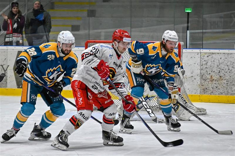 Hokejisté Kopřivnice (zleva útočník Suchý a obránce Marek) ve druhém utkání série s Prostějovem před nejvyšší návštěvou sezony těsně prohráli.