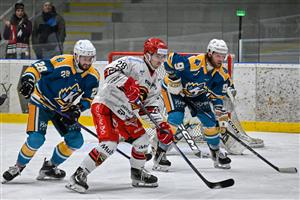 Hokejisté Kopřivnice (zleva útočník Suchý a obránce Marek) ve druhém utkání série s Prostějovem před nejvyšší návštěvou sezony těsně prohráli.