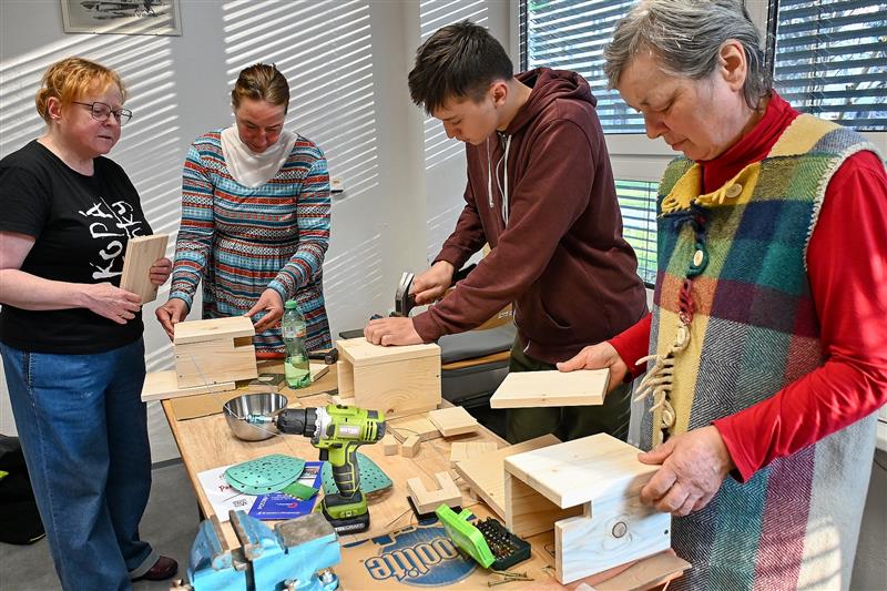 Účastníci přednášky s workshopem s názvem Budkování si pod vedením ornitoložky Markéty Ciché vyráběli budky pro drobné ptactvo.