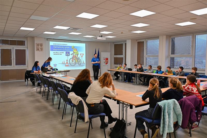 Strážníci městské policie začali s výukou dopravní výchovy určenou místním školám. Kromě teorie žáky čtvrtých tříd čekají i praktické lekce na dopravním hřišti.