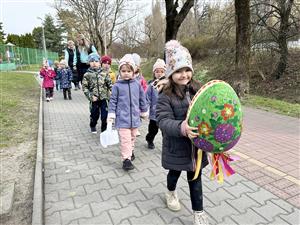 Do velikonoční výzdoby Nového náměstí se letos zapojily i děti z mateřských škol, jejichž úkolem bylo najít a následně dopravit do hnízda u Lašské brány symbolické kraslice.