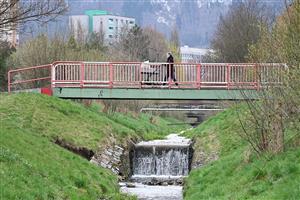 Lávku spojující ulice Francouzskou a Dolní už letos v létě nahradí nové přemostění, které bude mimo jiné širší než to stávající.