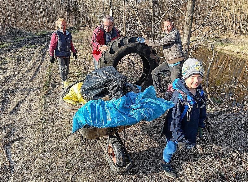 Lubinské spolky začaly uklízet o týden dřív, než byl hlavní termín akce Ukliďme Česko, ten nepříznivě ovlivnil návrat zimního počasí.