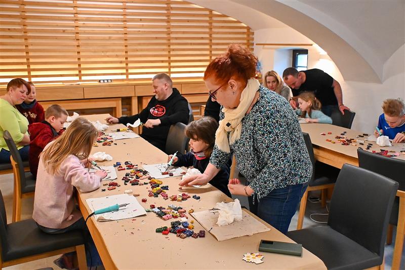 Minulou neděli vedla Jana Povalová na Fojtství jeden ze svých oblíbených workshopů enkaustiky a dnes v podkroví otvírá svou výstavu Labyrint snů a barev.