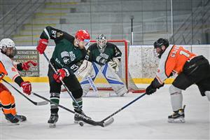 Hokejisté HC Rotor Bartošovice (zelené dresy) v tomto finálovém utkání 3. ligy přetlačili HC Lahvators 5:2 a po roce obhájili titul.