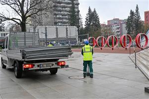 Mobilní oplocení okolo zrekonstruovaného předprostoru muzea osobních automobilů bylo odstraněno v úterý 31. března. Kruhy s logem Tatry ale zatím zůstávají nepřístupné.