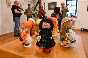 Vernisáž aktuální výstavy na Fojtství zpestřila kapela Příkop. Své práce tam nyní prezentuje štramberská výtvarnice Jana Povalová na výstavě nazvané Labyrint snů a barev.