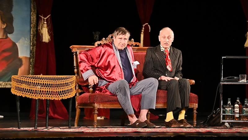 Václav Vydra a Josef Carda bavili vyprodaný kulturní dům v představení komedie Blbec k večeři. FOTO: DAVID MACHÁČEK