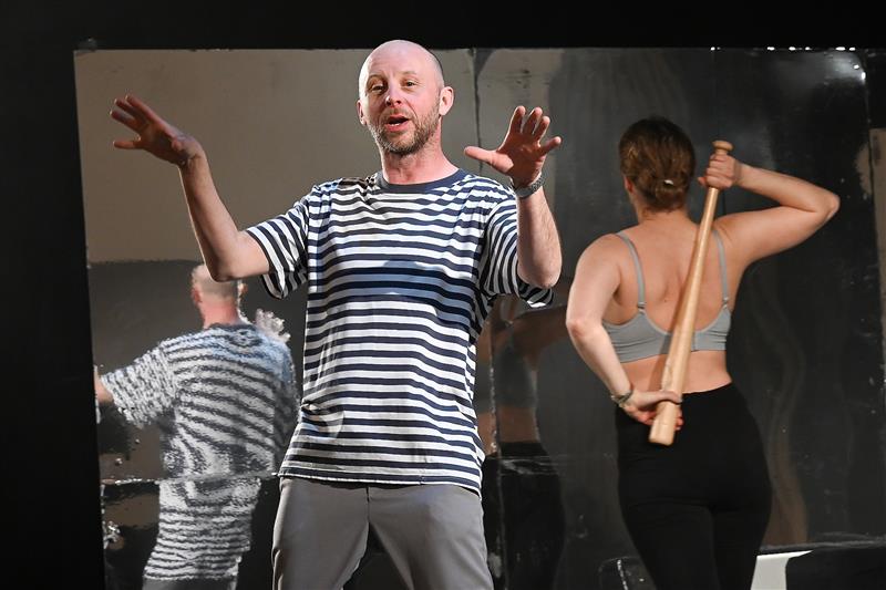 Jakub Albrecht a Barbora Kubátová v jevištním ztvárnění blogu ‘Žena filmového kritika’ odehráli v Kopřivnici předposlední představení letošní předplatitelské sezony. FOTO: DAVID MACHÁČEK