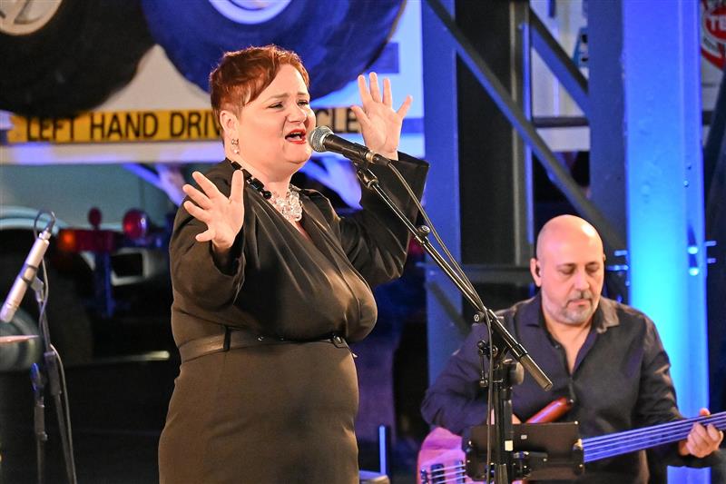 Hudební výlety nabídly koncert Sylvie Bee s kapelou v prostředí Muzea nákladních automobilů Tatra. FOTO: DAVID MACHÁČEK