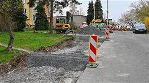 Budování nových chodníků na ulici Polní je jednou z akcí, které zkomplikovaly parkování v lokalitě. To by mělo v budoucnu zlepšit nové dočasné parkoviště. FOTO: DAVID MACHÁČEK