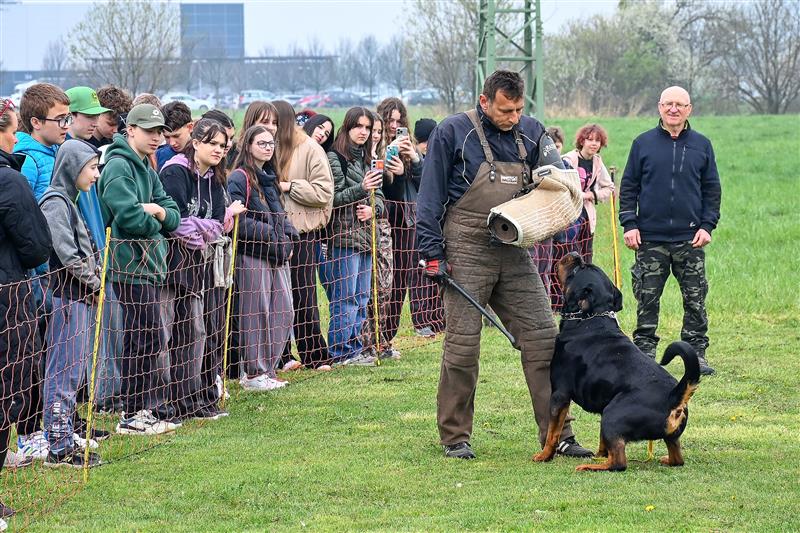 Součástí Dnů Země byla v minulém týdnu novinková akce nazvaná „Psí svět kolem nás“. Ukázky výcviku psů předvedli žákům z druhého stupně základních škol členové zdejšího kynologického klubu.