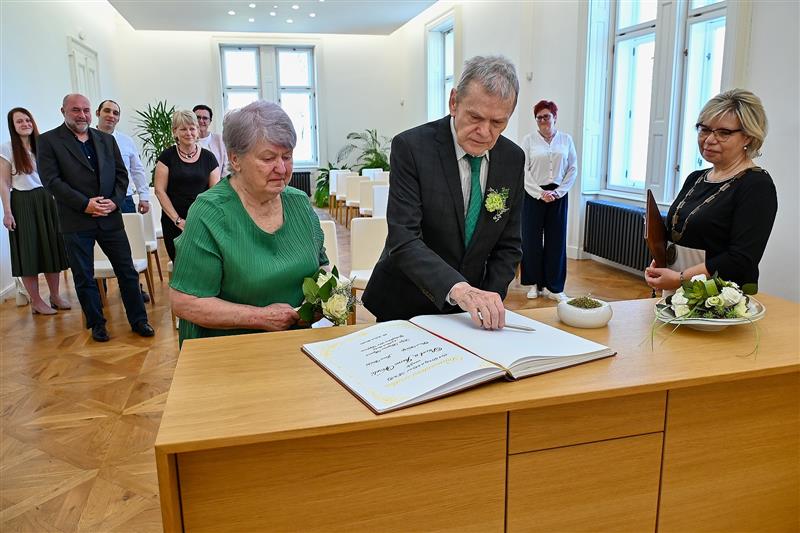 Manželé Jana a Pavel Veselí si po šedesáti letech znovu řekli své ano a poté svůj slib stvrdili podpisem do pamětní knihy.