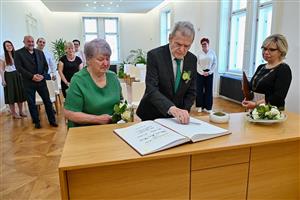 Manželé Jana a Pavel Veselí si po šedesáti letech znovu řekli své ano a poté svůj slib stvrdili podpisem do pamětní knihy.