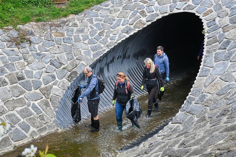 Také zatrubnění Kopřivničky pod Novým náměstím úředníci prošli při sběru odpadků, které do jejího koryta lidé vyhodili. Mezi nalezenými věcmi byly například mobily i deštníky.