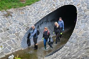 Také zatrubnění Kopřivničky pod Novým náměstím úředníci prošli při sběru odpadků, které do jejího koryta lidé vyhodili. Mezi nalezenými věcmi byly například mobily i deštníky.