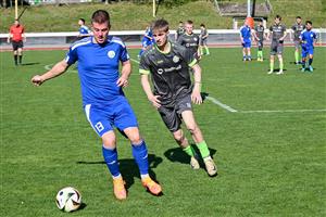 Svůj premiérový gól sezony dal při kanonádě proti Smilovicím Jiří Závodný (č. 13, s míčem), který posílil  Kopřivnici pro jarní část.