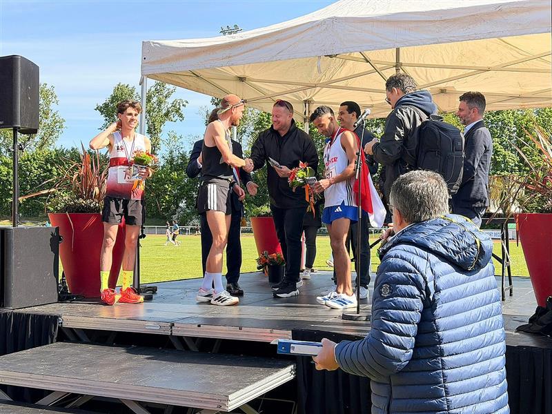 Hosté z Kopřivnice se na pozvání partnerského města Trappes účastnili i vyhlášení výsledků tamního půlmaratonu, který měl ve startovním poli i zdejší běžce.