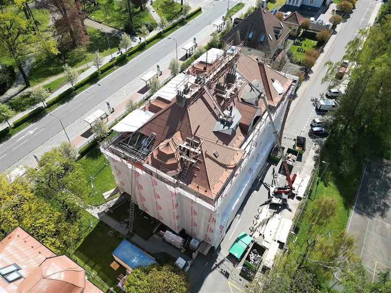 Aktuálně probíhající rekonstrukce střechy jednoho z domů na Sokolovské ulici má skončit 6. července.