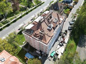 Aktuálně probíhající rekonstrukce střechy jednoho z domů na Sokolovské ulici má skončit 6. července.