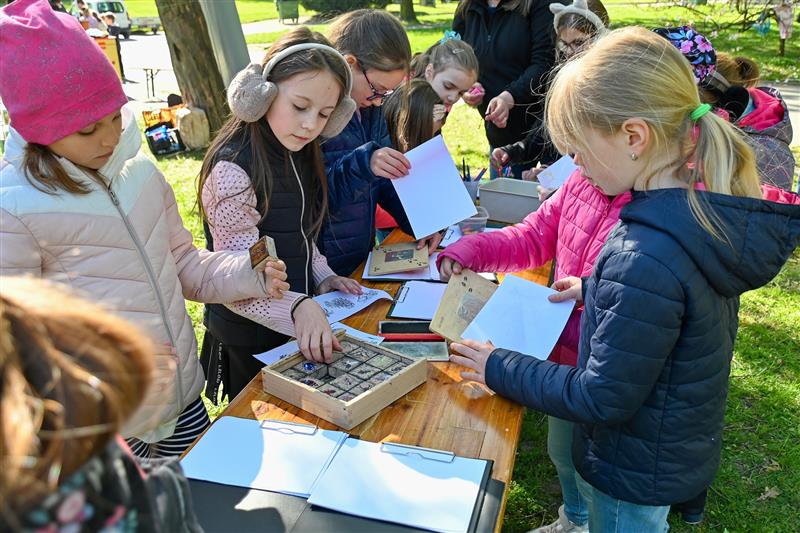 Žáci prvního stupně kopřivnických základních škol před týdnem na akci ke Dni Země v sadu E. Beneše podrobně zkoumali živočichy, kteří u nás žijí.