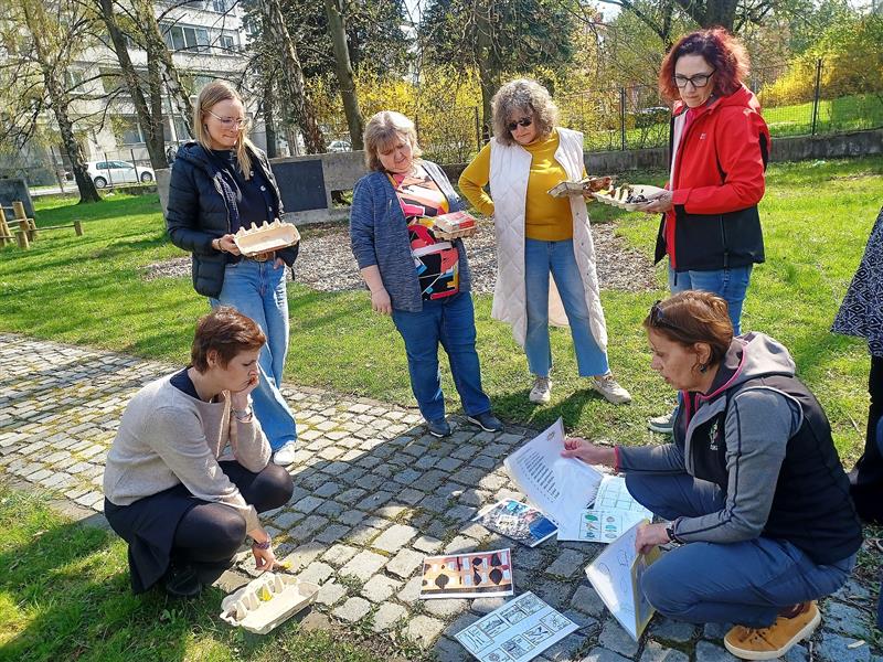 Pedagogové, kteří absolvovali v dubnu workshop, se učili, jak co nejjednodušeji vyučovat děti v přírodě, aniž by to vyžadovalo využití složitých pomůcek.