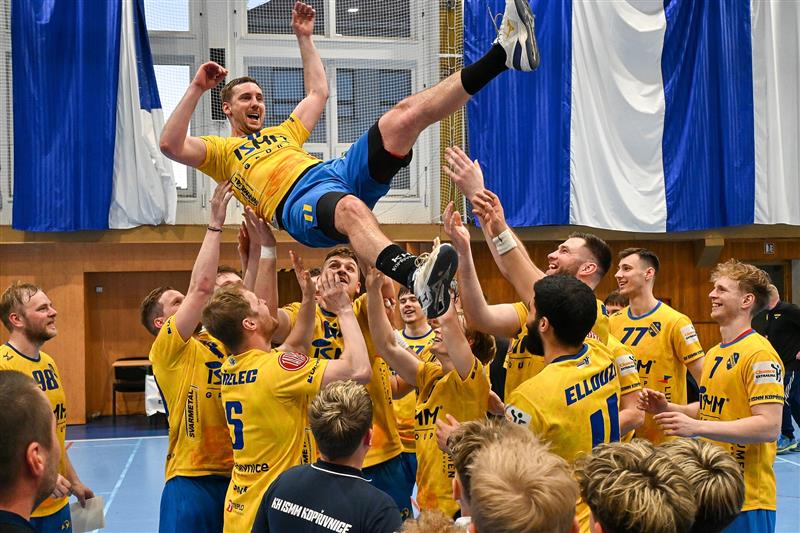 Spoluhráči si Zdeňka Čadru tahle vychutnali po jeho posledním domácím utkání v Kopřivnici, ve kterém byl 38letý borec nejlepším střelcem vítězů.