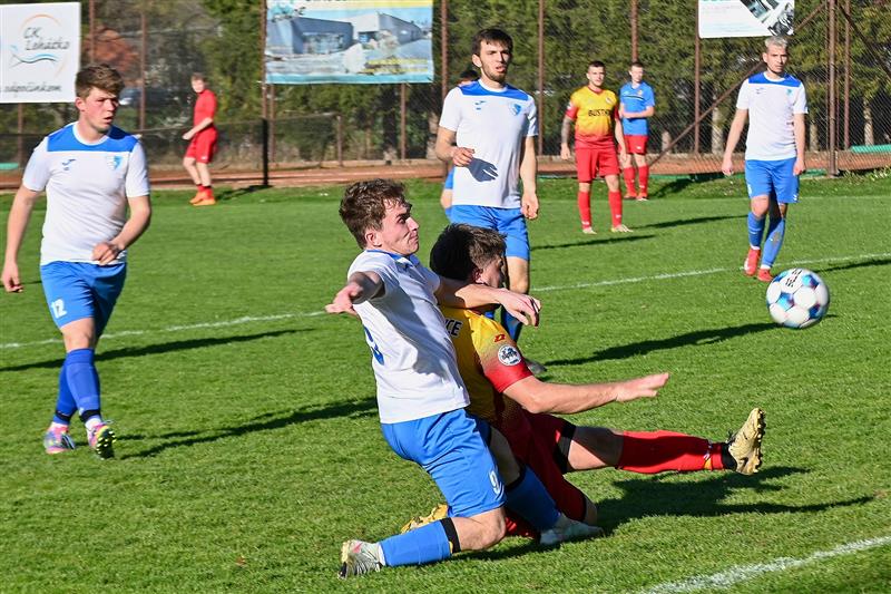 Fotbalisté Vlčovic-Mniší (bílé dresy) chtěli ze dvou zápasů 7. ligy během 48 hodin vyždímat více než pouhý bod za remízu s Nošovicemi.