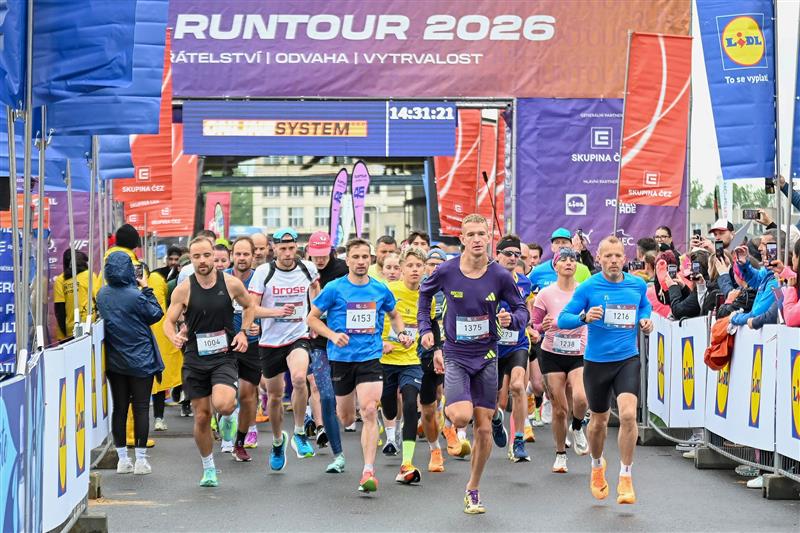 Kopřivnici opět obsadili běžečtí nadšenci z celé země. Uplynulou sobotu se tady konal třetí podnik letošní série ČEZ RunTour, který v areálu Tatry a na polygonu zvládlo na 1 400 běžců, Na snímku start hlavního běhu na 10 km, ve fialovém (č. 1375) je pozdě