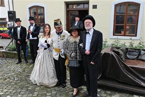 Přímo Sigmund Freud s rodinou  symbolicky otevřel novou muzejní expozici ve svém příborském rodném domě. Muzeum přivítalo první návštěvníky v neděli 17. května v rámci Freud festu pořádaného u příležitosti 170. výročí psychoanalytikova narození.