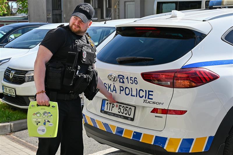 Součástí výbavy služebního vozu kopřivnické městské policie je nově i automatický externí defibrilátor.