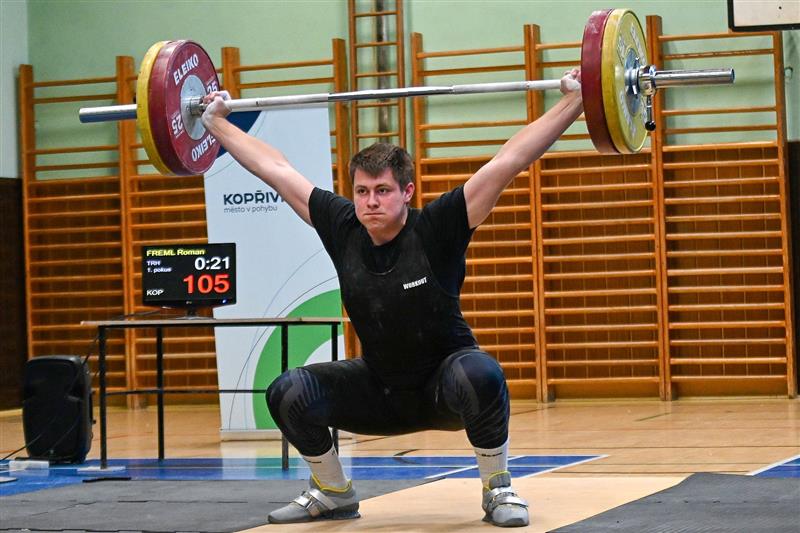 Roman Freml na snímku zvedá nad hlavu 105 kg v trhu, nakonec dal 115 kg, v nadhozu pak 130 kg a v domácím 2. kole Ligy juniorů přispěl k vítězství svého týmu.