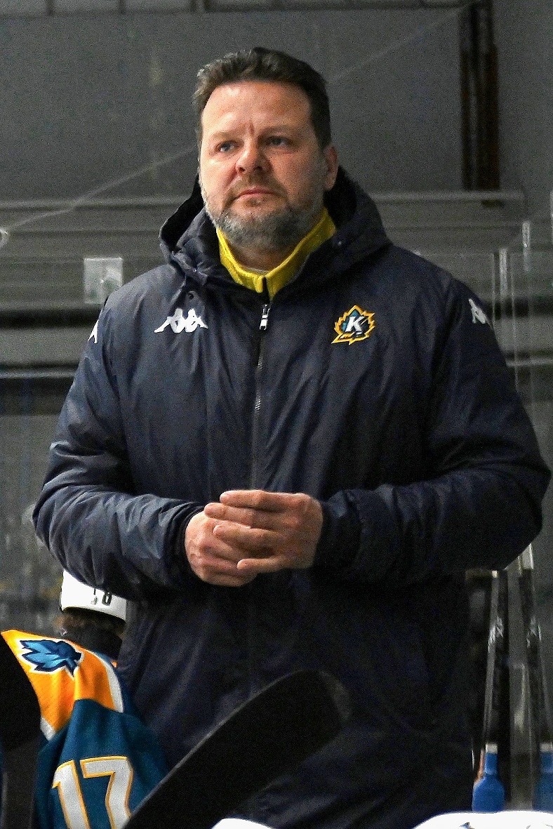 Trenéři Martin Tomášek (na snímku) a Jaroslav Miksa po úspěšném prvním roce pokračují u hokejistů i v nadcházející sezoně.
