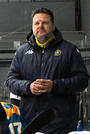 Trenéři Martin Tomášek (na snímku) a Jaroslav Miksa po úspěšném prvním roce pokračují u hokejistů i v nadcházející sezoně.