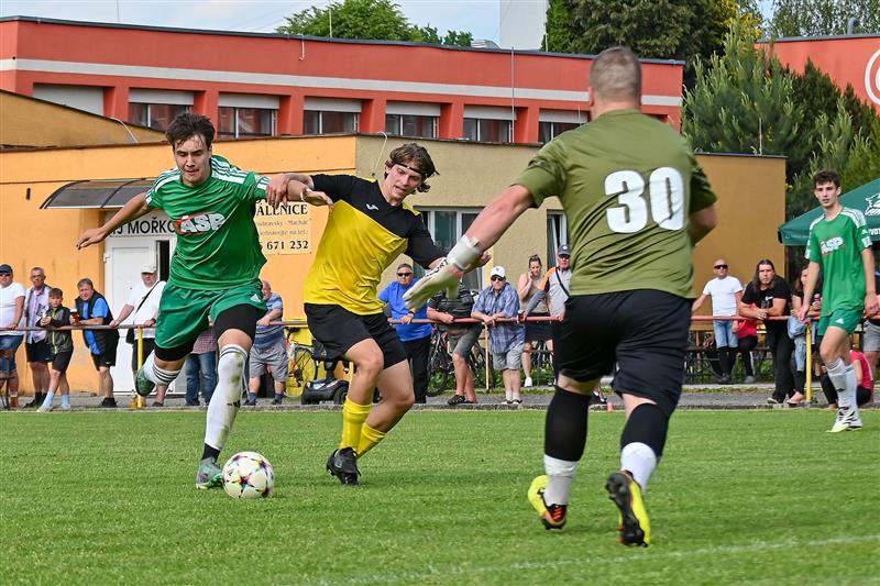 Brankář Filip Mička (č. 30) a obránce Michal Harabiš (ve žlutém) společně hasí jeden z požárů ve vápně Vlčovic-Mniší v utkání v Mořkově.