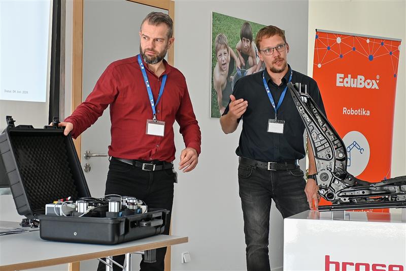 V rámci kulatého stolu o robotice získali pedagogové ze středních škol v kraji i cennou zpětnou vazbu od odborníků na automatizaci z kopřivnické společnosti Brose.