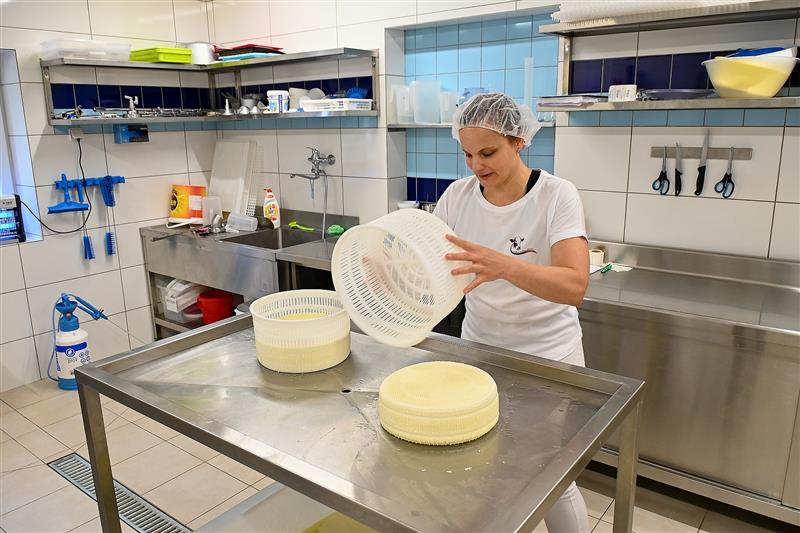 Hana Jalůvková v novém mlékárenském provozu Mléčné farmy v Mniší, jejíž smetanový zákys získal v minulém týdnu značku Regionální potravina MSK.
