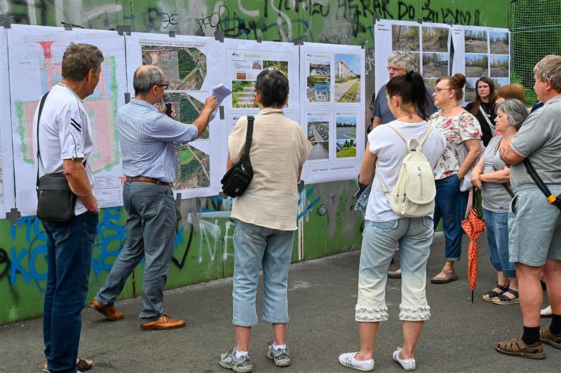 Lidé, kteří přišli na veřejné projednání Na Luhách, se mohli na místě podrobně seznámit se zpracovaným projektem odstavného parkoviště na ulici Dělnické. Hovořilo se i o záměru rekonstrukce průchodu mezi ulicí Mírovou a hřištěm.