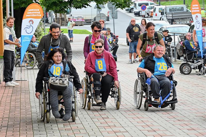 Soutěží v jízdě na invalidních vozících vyvrcholily soutěže 25. ročníku Her zdravotně handicapovaných, které probíhaly ve škole dr. Milady Horákové a jejím okolí.
