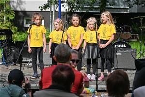 Dětský den v režii Základní umělecké školy MIS music proběhl premiérově minulou neděli na zeleném prostranství v sousedství školy. Veřejnosti se představily soubory a sbory působící na škole. Lidé měli možnost využít dne otevřených dveří a děti si užily p