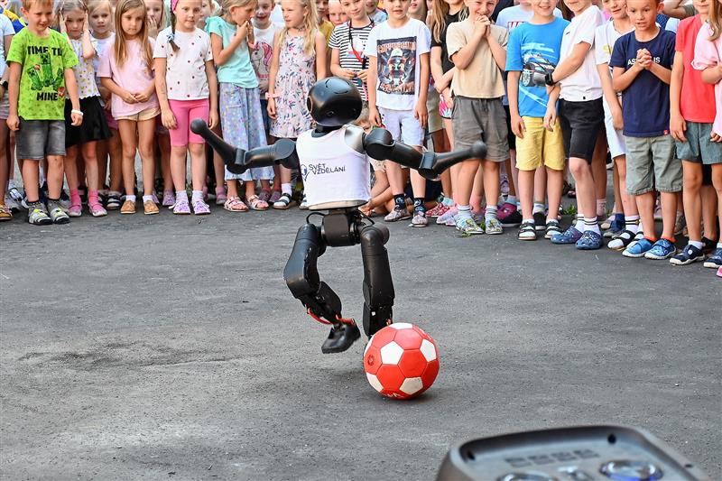Výukový robot Booster předvedl dětem na ZŠ 17. listopadu nejen své fotbalové umění.