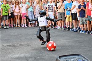Výukový robot Booster předvedl dětem na ZŠ 17. listopadu nejen své fotbalové umění.