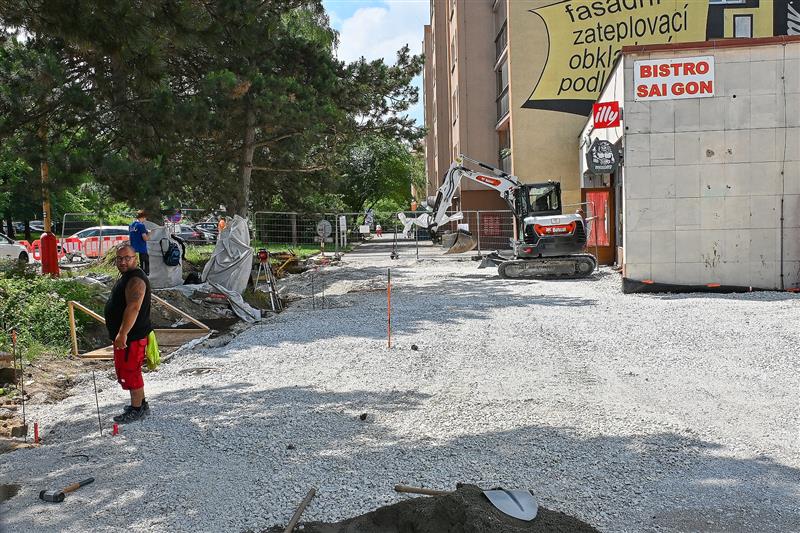 Úprava zpevněných ploch navazujících na Nové náměstí se zkomplikovala. Práce v horní části centra města by měly skončit do 23. července.