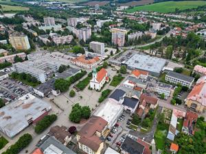 Historické budovy v Bánovcích nad Bebravou bezprostředně sousedí s panelovou zástavbou z druhé poloviny minulého století.