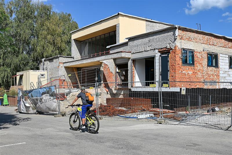 Rekonstruovaná nádražní budova v Kopřivnici nepůsobí dojmem brzkého dokončení. Termín jejího zprovoznění se už nyní posunul z října na leden příštího roku.