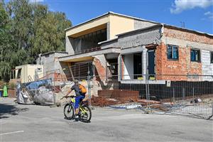 Rekonstruovaná nádražní budova v Kopřivnici nepůsobí dojmem brzkého dokončení. Termín jejího zprovoznění se už nyní posunul z října na leden příštího roku.