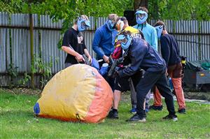 Poslední akcí z letošní série Někdo ven??? byl turnaj v paintballu, který doplnila také možnost vyzkoušet si tréninkový plochodrážní ovál a užít si závěrečný koncert a DJsety.