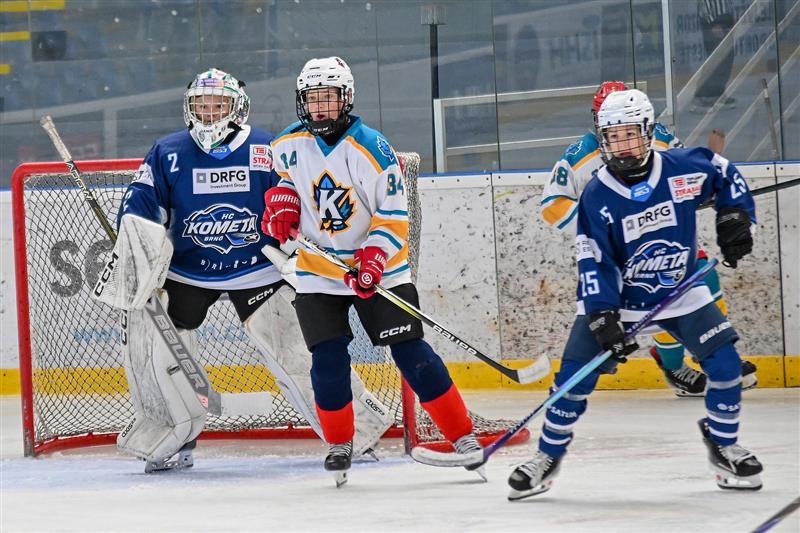 Osmáci HC Kopřivnice (bílé dresy) v tomto utkání po zodpovědném výkonu porazili Kometu Brno 1:0, ve druhém zápase s Kometou pak remizovali 1:1.
