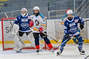 Osmáci HC Kopřivnice (bílé dresy) v tomto utkání po zodpovědném výkonu porazili Kometu Brno 1:0, ve druhém zápase s Kometou pak remizovali 1:1.
